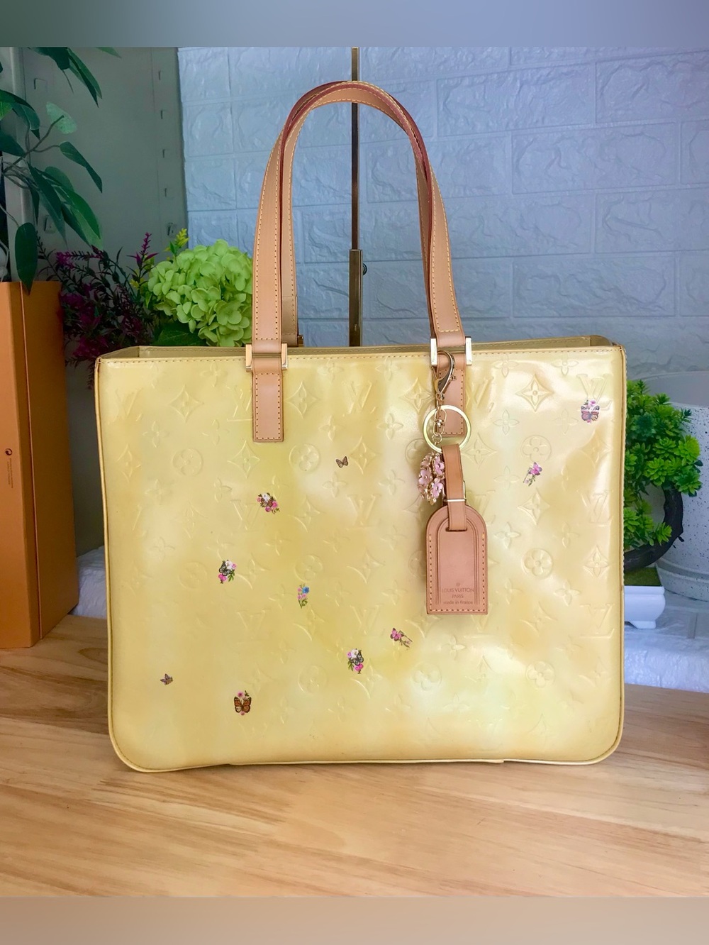 ✅ AUTHENTIC Louis Vuitton Embossed LARGE Vernis Leather Tote